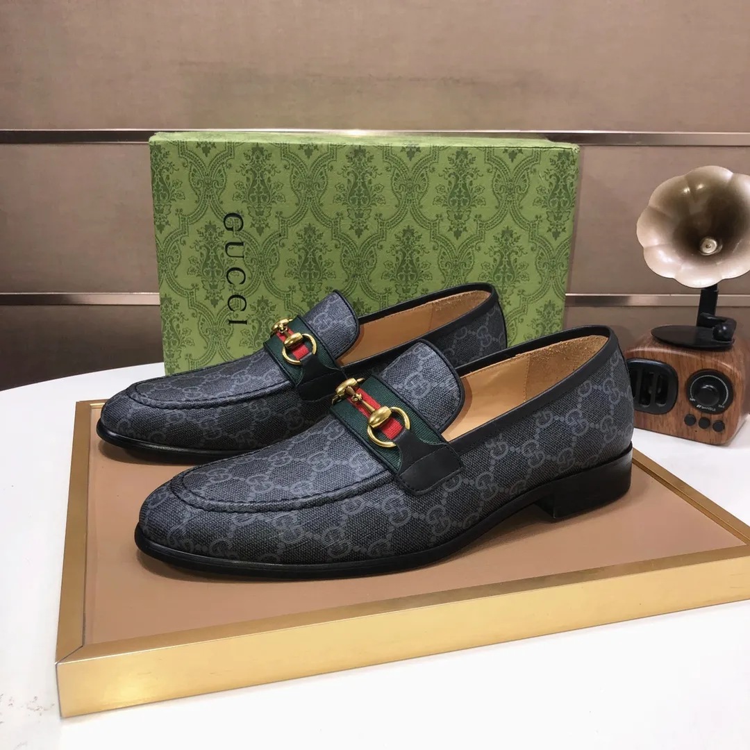 Men's shoes💰500💰Italy's top luxury men's shoe giant (GUCCI) (Gucci) (full cowhide lining) new arrival🍃Original European style🔰 Pleasant to the eye😍In order to make the shoes more durable and non-deformable🌀The production continues to follow traditional methods but there is still no lack of innovation💪Choose original sheepskin for the leather♻️ Smooth and natural And extra bright ⭐Made of imported cowhide, the first choice of rich people 38-45 (45 customized)